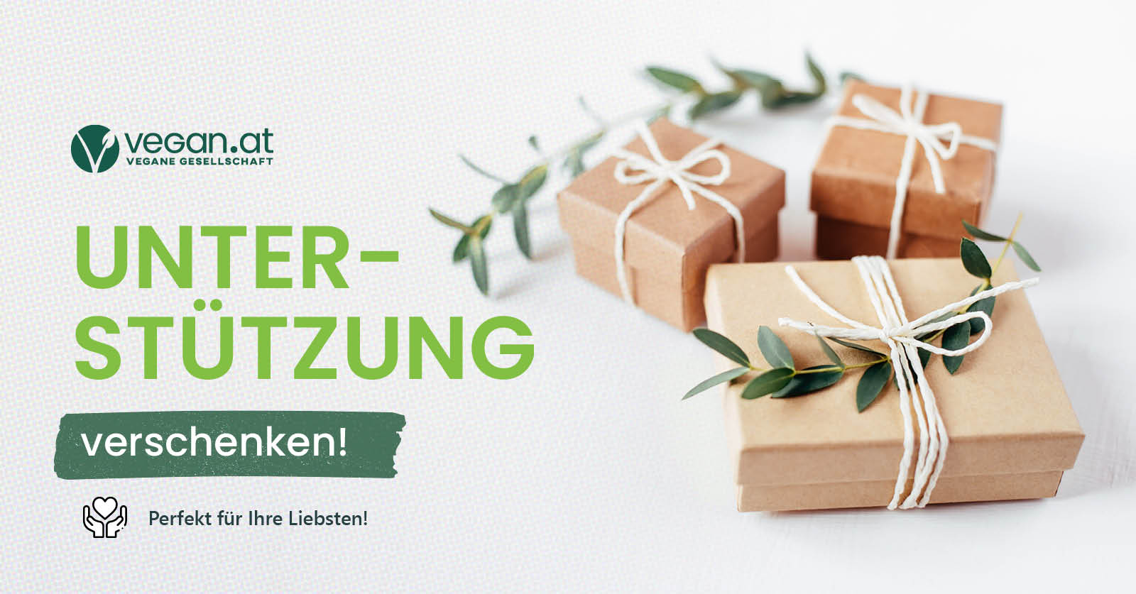 © VEGAN.AT drei in braunes Papier eingewickelten Geschenkboxen mit weißen Bändern und grünen Zweigen