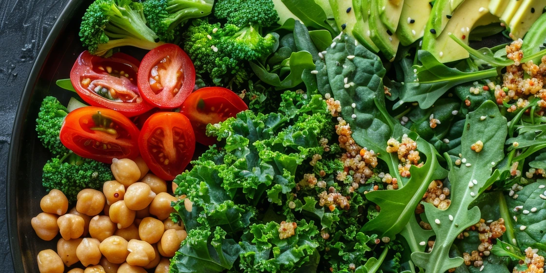 © Freepik.com Bowl mit Kichererbsen, Quinoa, Grünkohl, Avocado und mehr.