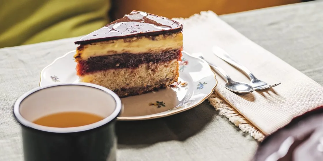 Kuchen mit Vanille- und Zwetschkenfüllung