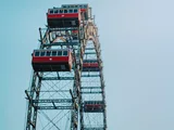 © Pexels | Daniel Zabinski Das Wiener Riesenrad mit seinen roten Kabinen vor dem blauen Himmel