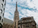 Blick auf den Turm des Stephansdoms in der Wiener Innenstadt