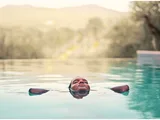 © Pexels | Andrea Piacquadio Person treibt entspannt in Spa-Pool