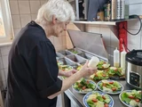 © -- Es ist nie zu spät! 80-Jährige eröffnet veganes Restaurant