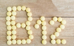 © shutterstock.com/NatchaS Tabletten formen das Wort B12