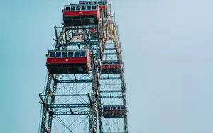 © Pexels | Daniel Zabinski Das Wiener Riesenrad mit seinen roten Kabinen vor dem blauen Himmel