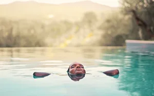 © (c) pexels.com_Andrea Piacquadio Person treibt entspannt in Spa-Pool
