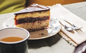 Kuchen mit Vanille- und Zwetschkenfüllung