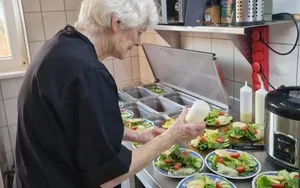 © -- Es ist nie zu spät! 80-Jährige eröffnet veganes Restaurant