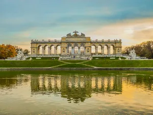Blick auf die Gloriette im oberen Teil des Schönbrunner Schlossparks