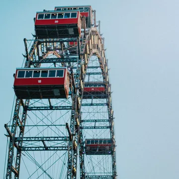 © Pexels | Daniel Zabinski Das Wiener Riesenrad mit seinen roten Kabinen vor dem blauen Himmel