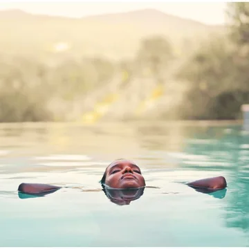 Person treibt entspannt in Spa-Pool