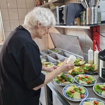 © -- Es ist nie zu spät! 80-Jährige eröffnet veganes Restaurant