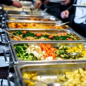 © -- Vegan in der Gemeinschaftsverpflegung – ein klarer Gewinn für Klima, Gesundheit und Kosten