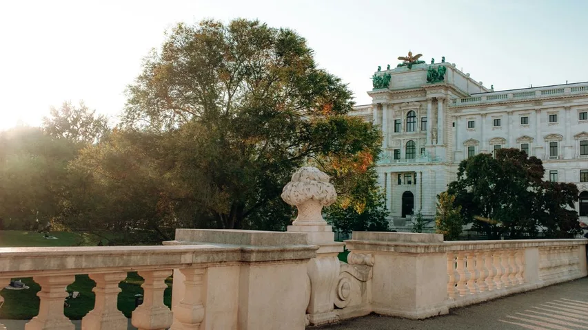 Terrasse vor dem Palmenhaus mit Blick über Burggarten und auf die Rückseite der Nationalbibliothek