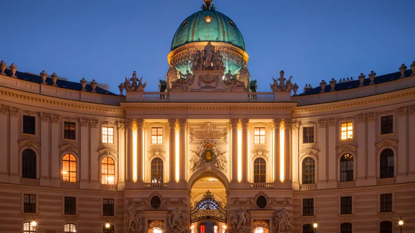 Zugang zur Wiener Hofburg über den Michaelerplatz bei Nacht