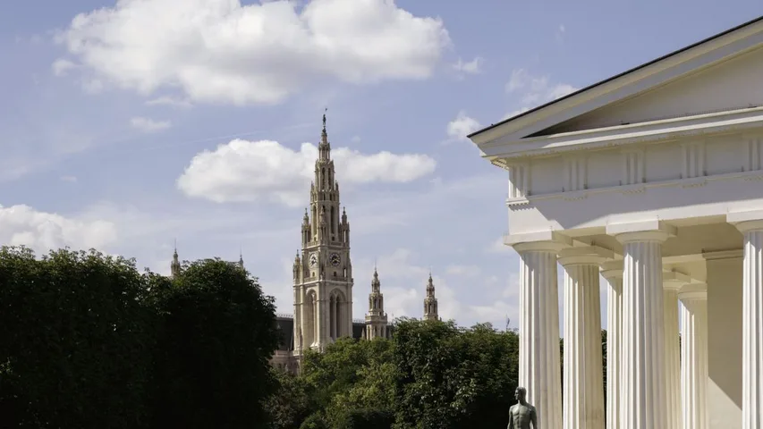 Theseustempel im Volksgarten, im Hintergrund ist die Spitze des Rathausturms zu sehen