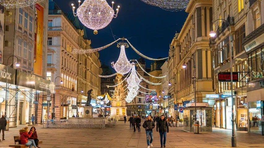 Der Wiener Graben in der Nacht mit weihnachtlicher Beleuchtung