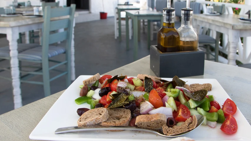 choriatiki_griechischer_salat_mit_paximadi-brot.jpg