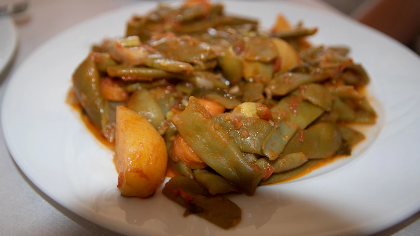 fasolakia_geschmorte_bohnen_in_tomatensauce.jpg