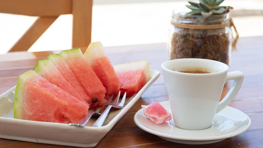 karpouzi_mit_eleniko_und_loukoumi_wassermelone_mit_kaffee_und_turkish_delight.jpg