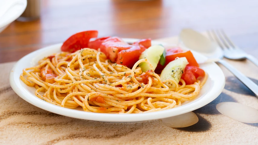 makaronia_mit_choriatiki_spaghetti_mit_bauernsalat.jpg