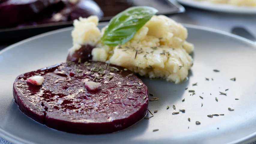 patzari_mit_skordalia_roten_rueben_und_knoblauchpueree.jpg