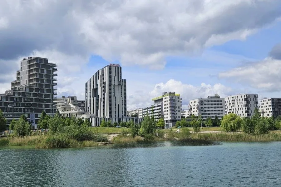 Blick über den Asperner See zu den Gebäuden der Seestadt