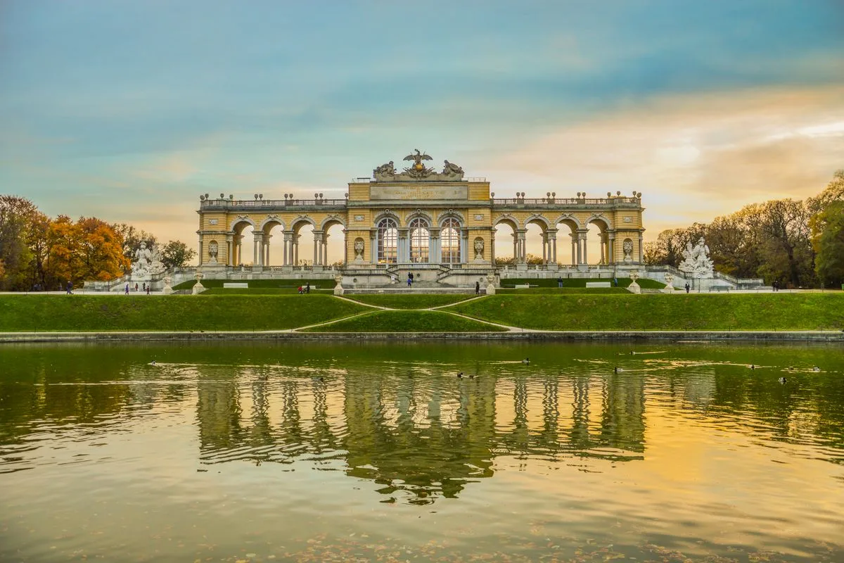 Blick auf die Gloriette im oberen Teil des Schönbrunner Schlossparks