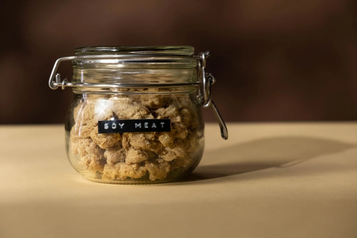 mit Sojaschnetzeln gefülltes Glas, das mit Soy Meat beschriftet ist