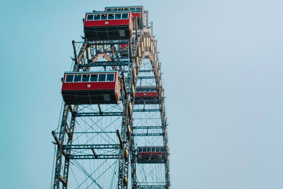 Das Wiener Riesenrad mit seinen roten Kabinen vor dem blauen Himmel