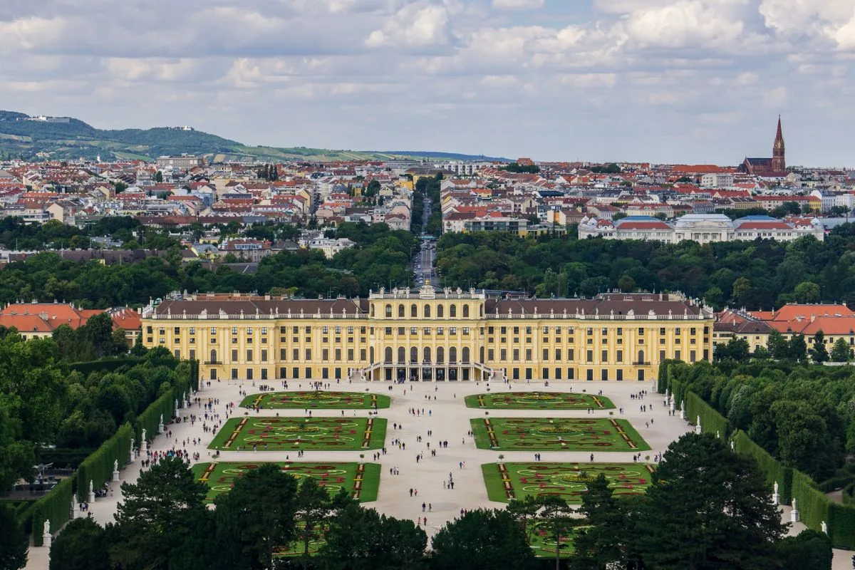 Blick auf die Rückseite des Schlosses Schönbrunn und über die Stadt Wien