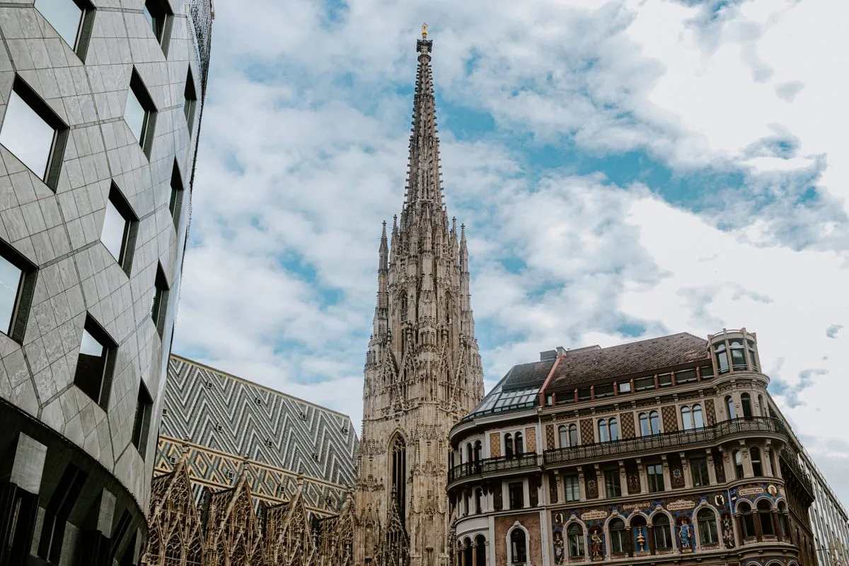 Blick auf den Turm des Stephansdoms in der Wiener Innenstadt