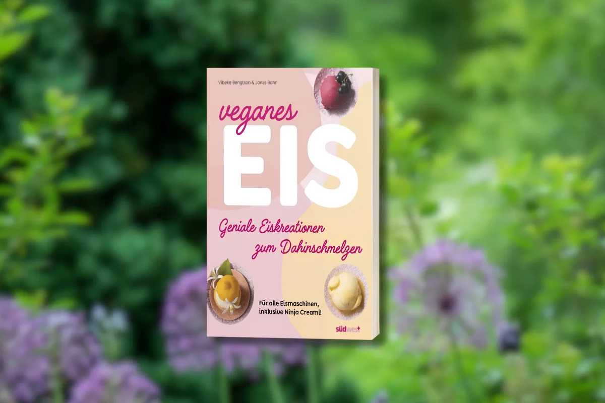 Buch, veganes Eis, Hintergrund grün/Garten