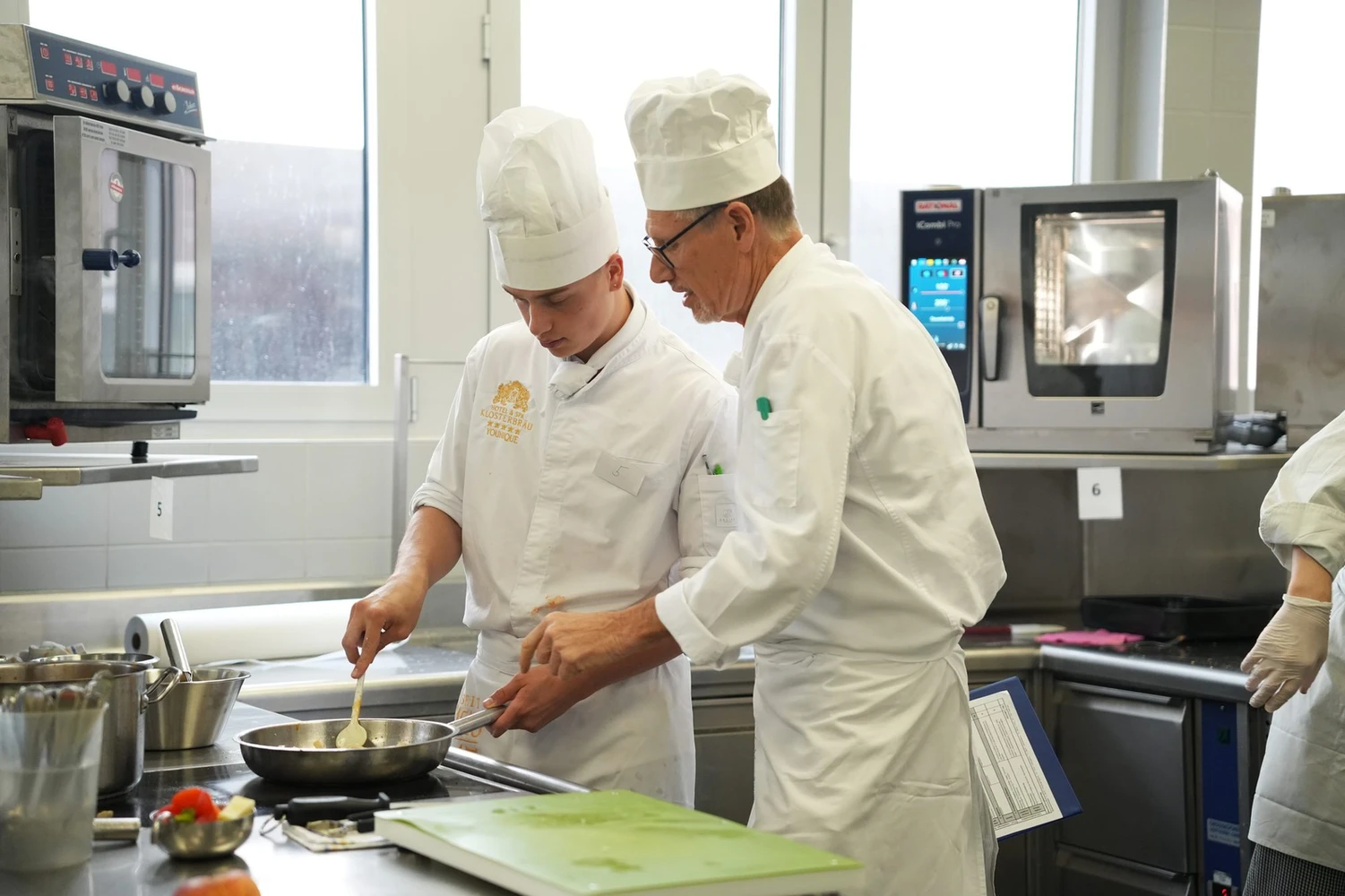 20241113_dsc02306_lehrer_erklaert_tfbs_absam_credits_veganat_tamara_janjus_0.jpg