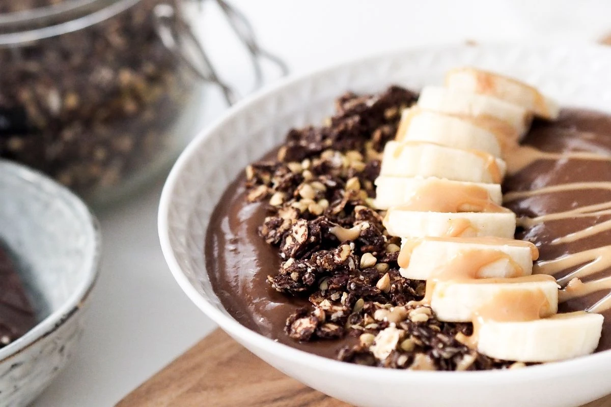 Bowl mit Schokolade, Bananen und Crunch