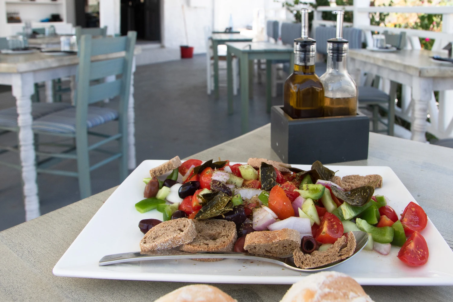 choriatiki_griechischer_salat_mit_paximadi-brot.jpg
