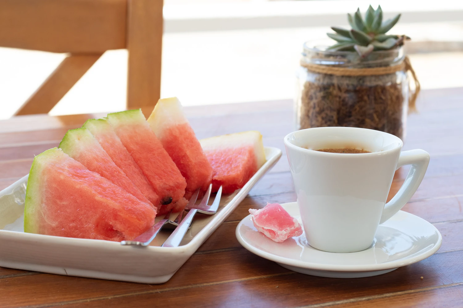 karpouzi_mit_eleniko_und_loukoumi_wassermelone_mit_kaffee_und_turkish_delight.jpg