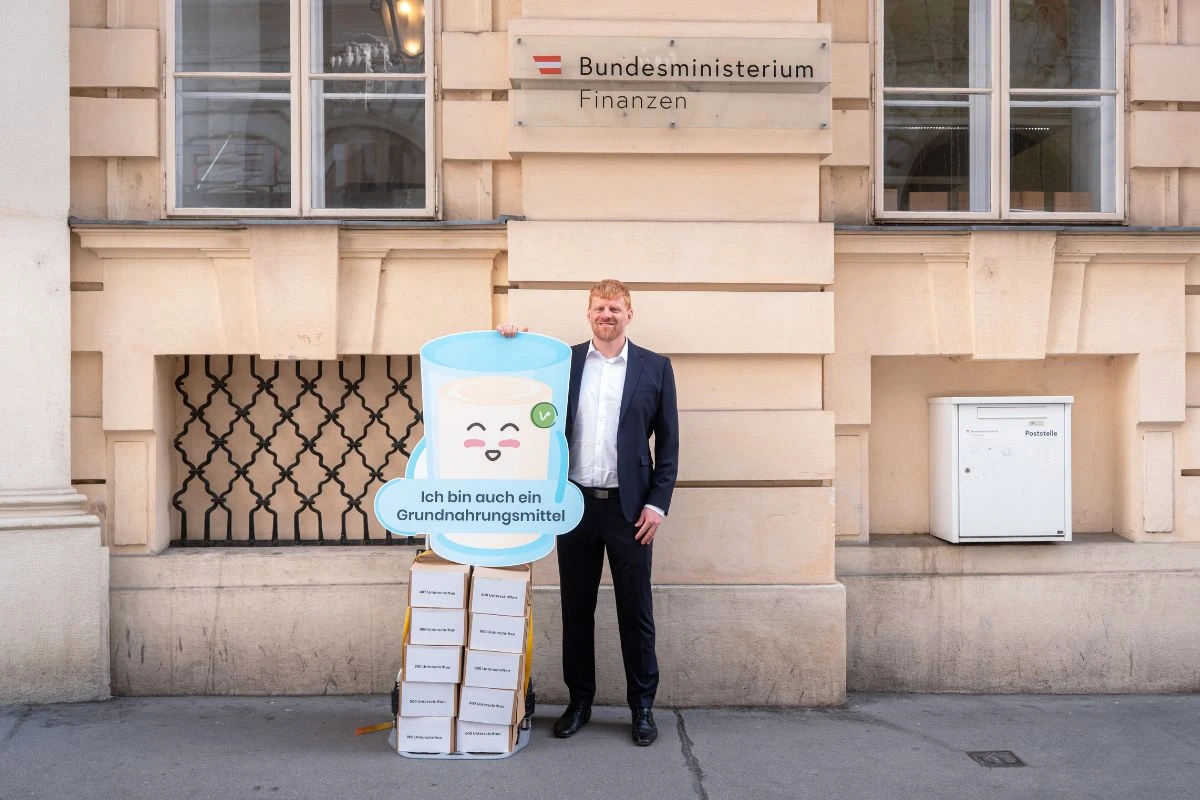 vegan.at_mehrwertsteuer-petition_uebergabe-2026_bmf.jpg